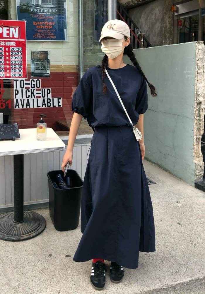 純色泡泡袖上衣+高腰A字半身裙套裝