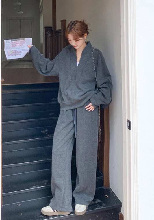 Dark gray loose-fitting suit