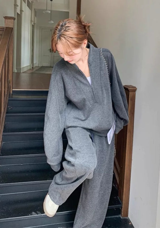 Dark gray loose-fitting suit