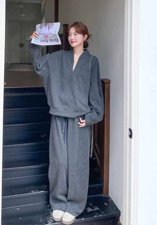 Dark gray loose-fitting suit
