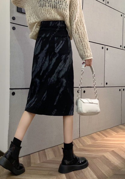 [Graffiti slit skirt]