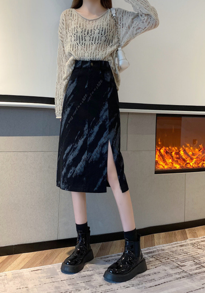 [Graffiti slit skirt]
