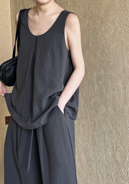 [Light luxury and high-end sleeveless camisole suit]
