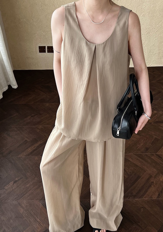 [Light luxury and high-end sleeveless camisole suit]