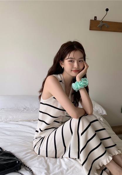 [Simple V-neck striped vest + fungus skirt suit]