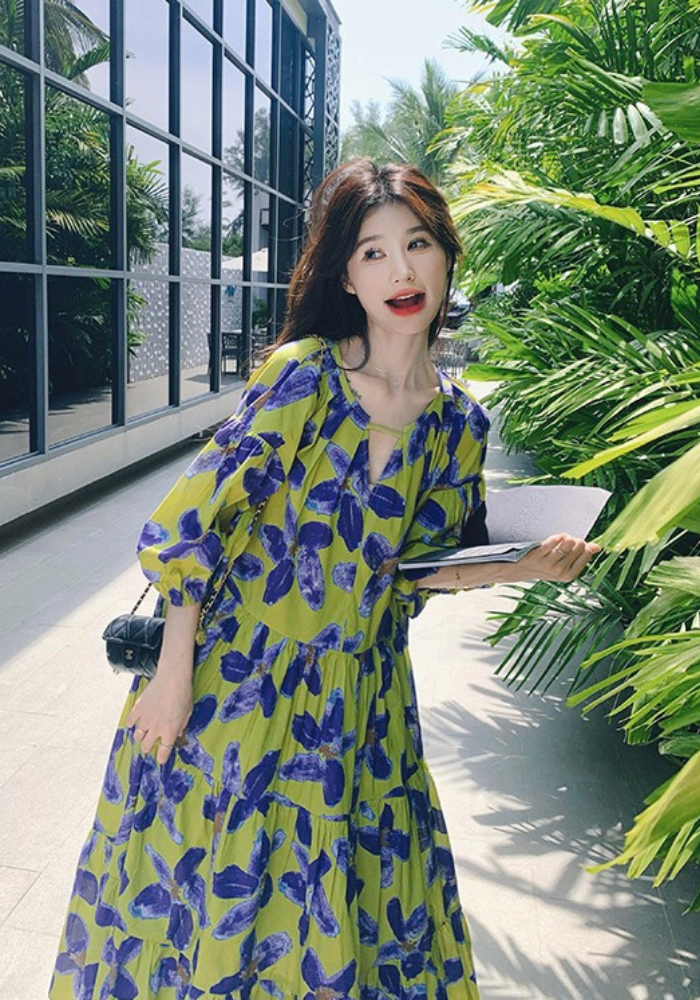 [Green V-neck printed dress]