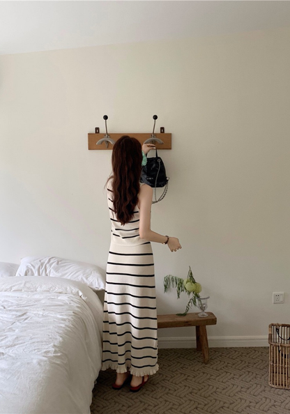 [Simple V-neck striped vest + fungus skirt suit]