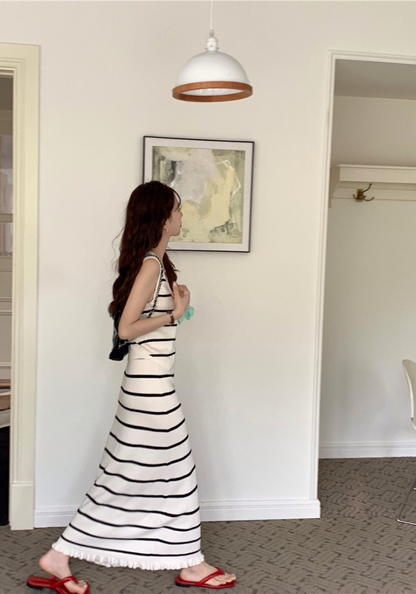 [Simple V-neck striped vest + fungus skirt suit]