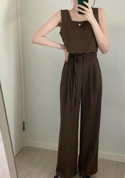 [Square-neck vest top + high-waisted wide-leg pants suit]