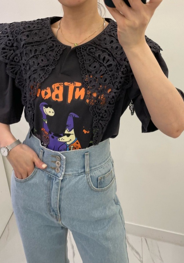 [Hollow crochet cartoon print short-sleeved top]