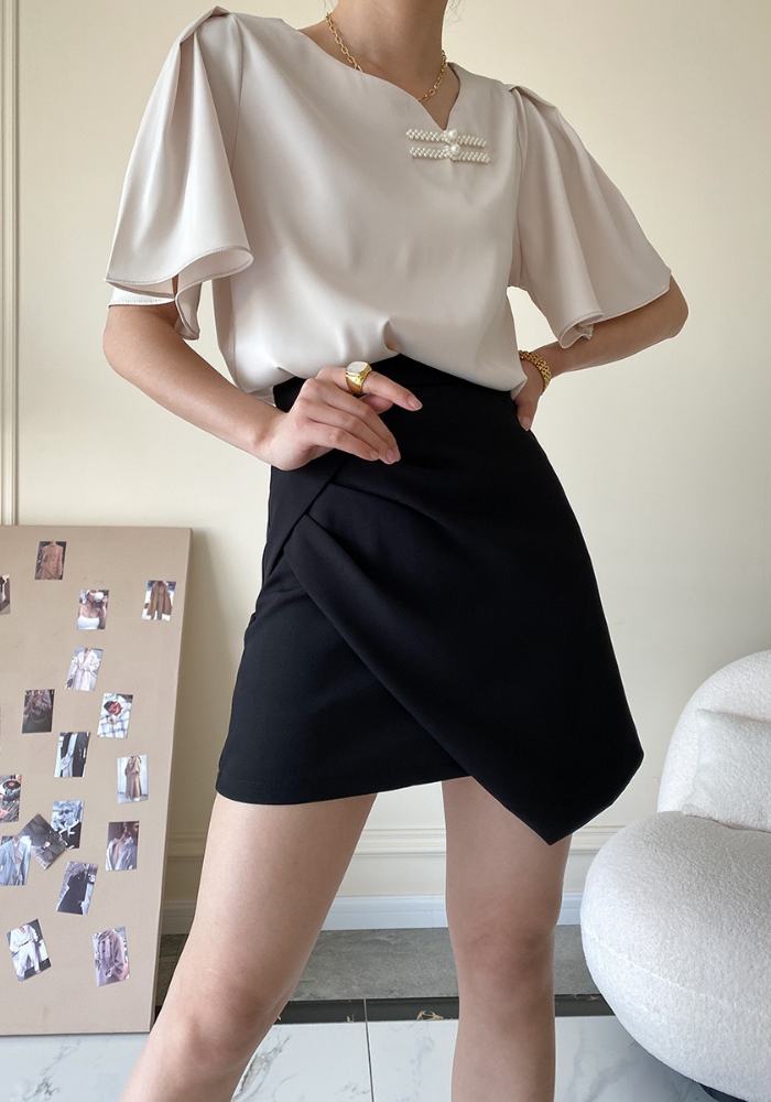 [A-line skirt with irregular pleats]