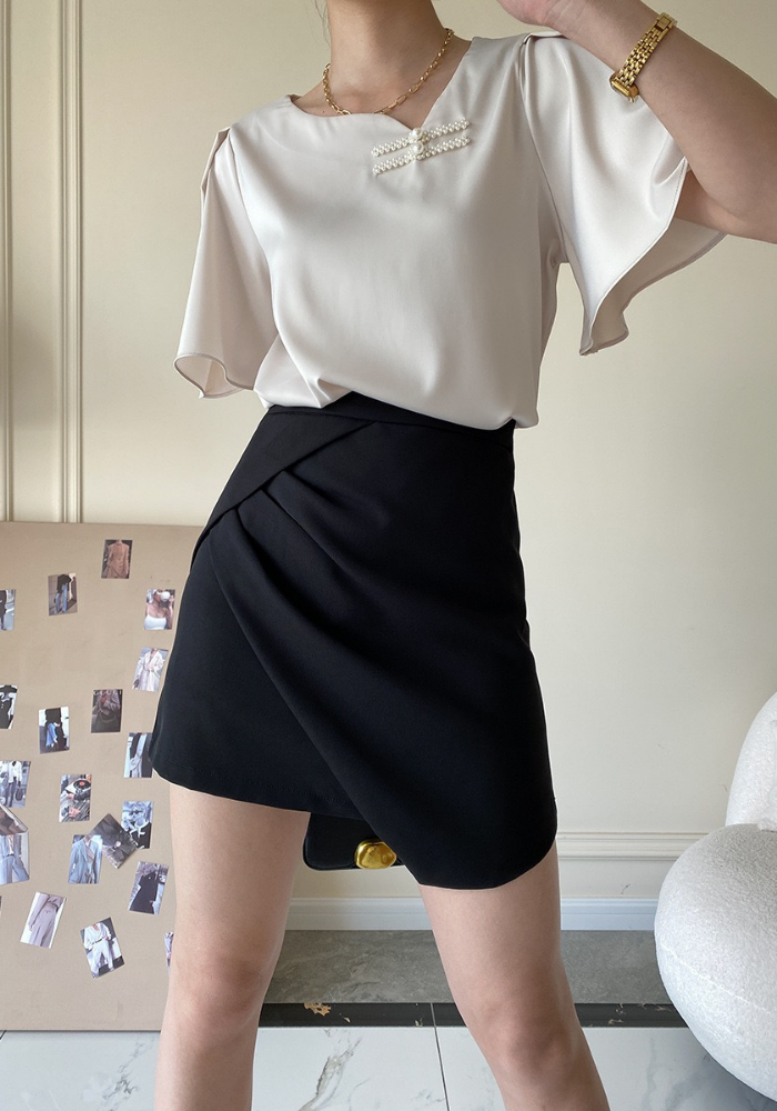 [A-line skirt with irregular pleats]
