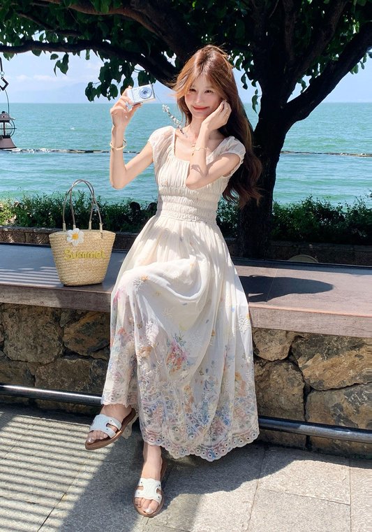 白色收腰碎花裙