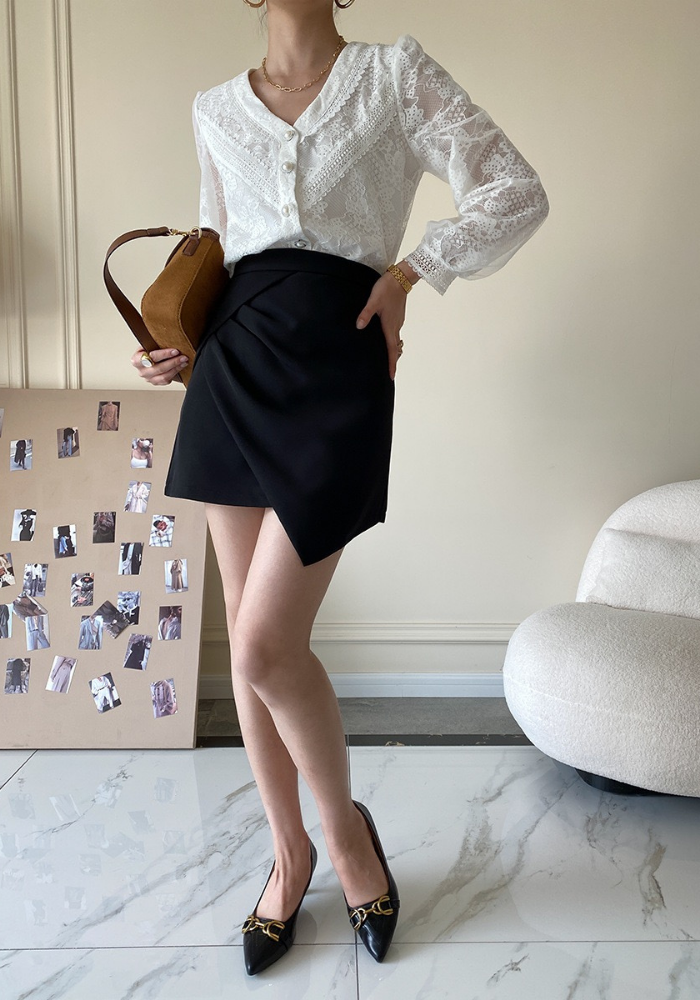 [A-line skirt with irregular pleats]