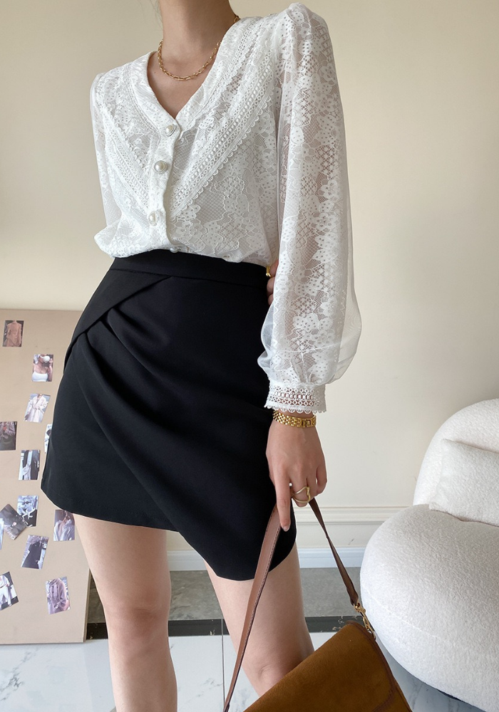 [A-line skirt with irregular pleats]