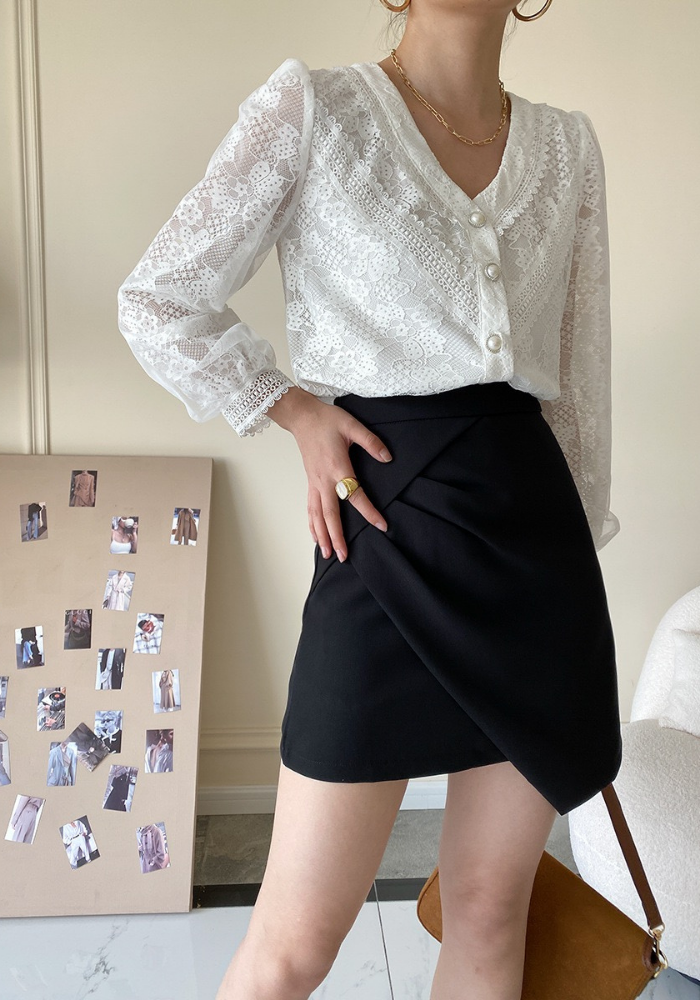 [A-line skirt with irregular pleats]