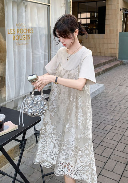 白色蕾絲吊帶連衣裙