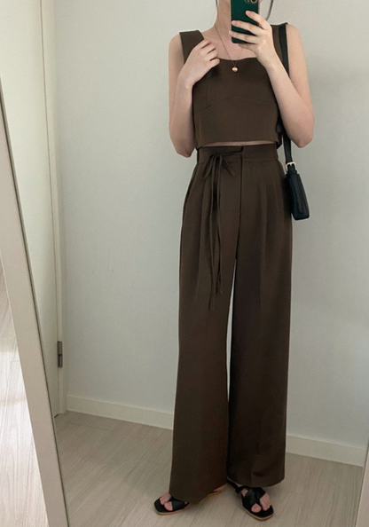 [Square-neck vest top + high-waisted wide-leg pants suit]
