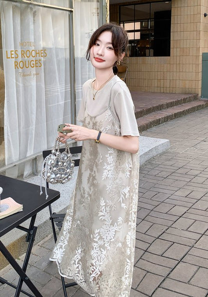 白色蕾絲吊帶連衣裙