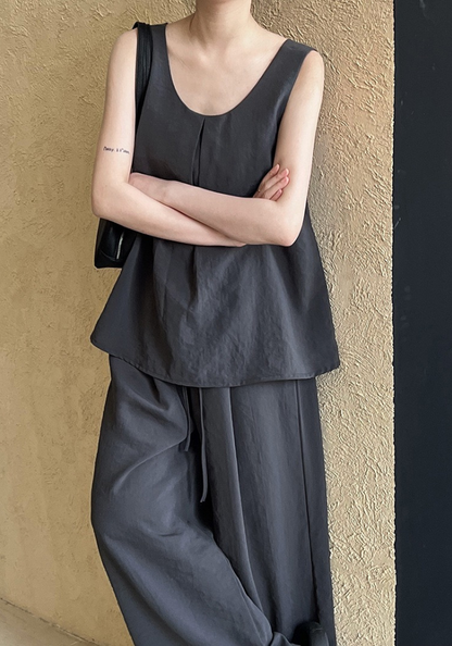 [Light luxury and high-end sleeveless camisole suit]