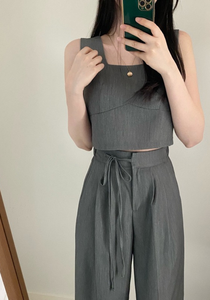 [Square-neck vest top + high-waisted wide-leg pants suit]