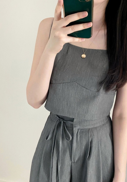 [Square-neck vest top + high-waisted wide-leg pants suit]
