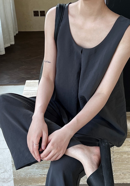 [Light luxury and high-end sleeveless camisole suit]