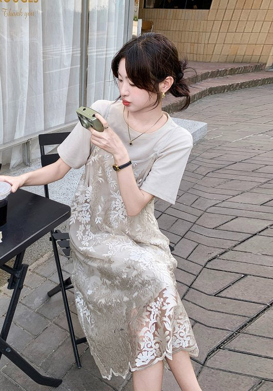 白色蕾絲吊帶連衣裙